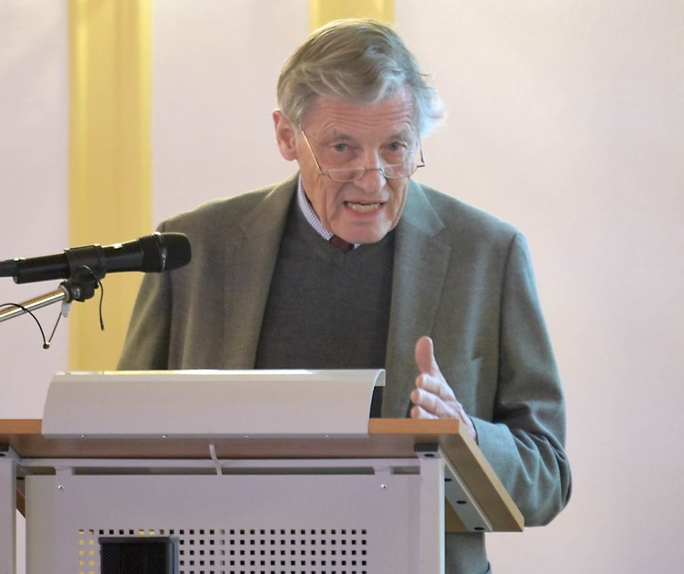 Der ehemalige Präsident der Universität Prof. Jürgen Freiherr von Kruedener steht am Rednerpult und spricht