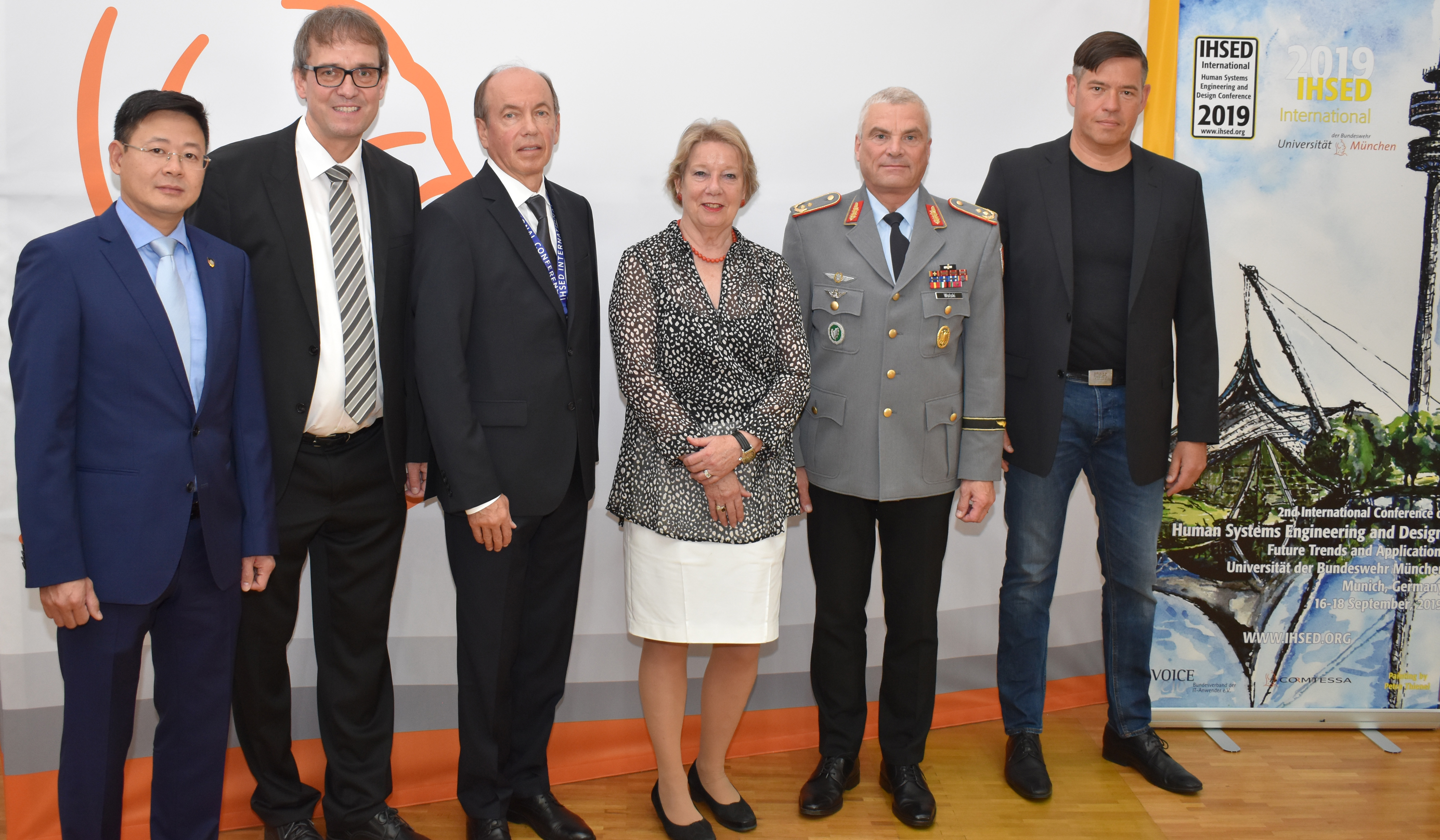 Attaché Nguyen Tuan Minh, Prof. Stefan Pickl, Prof.  Waldemar Karwowski, Präsidentin Prof. Merith Niehuss, Generalmajor Reinhard Wolski und Dekan Prof. Oliver Rose (v.l.n.r.) während der Konferenz im Audimax der Universität.
