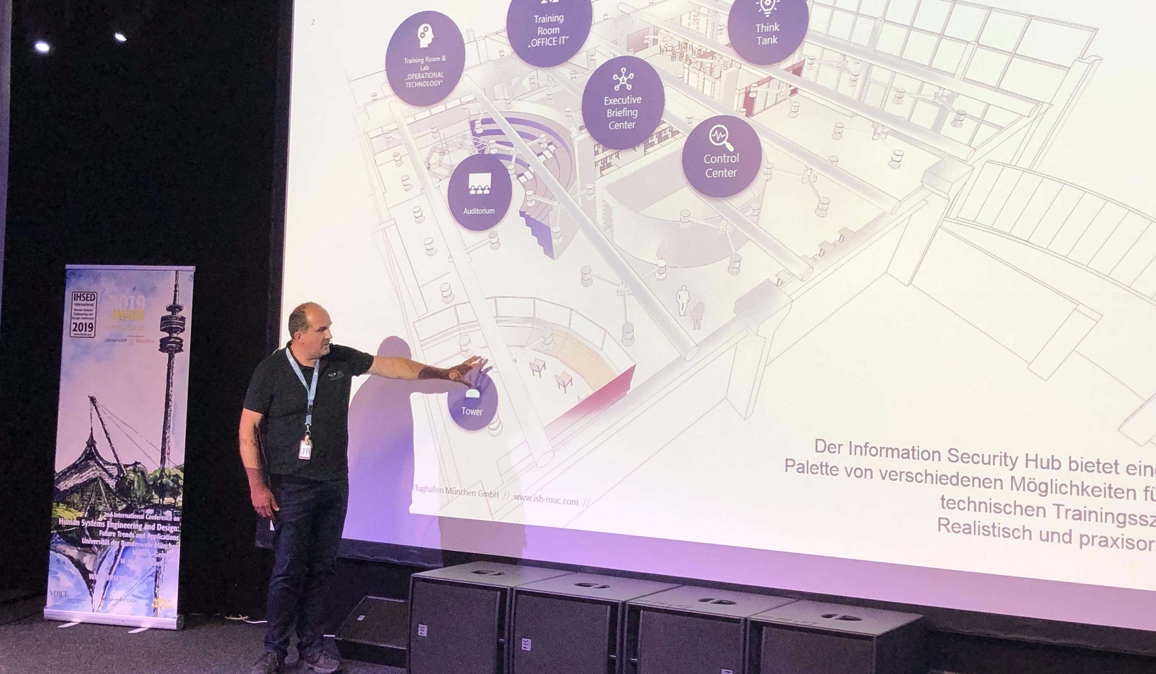 Marc Lindike im Control Center des Münchner Information Security Hubs.