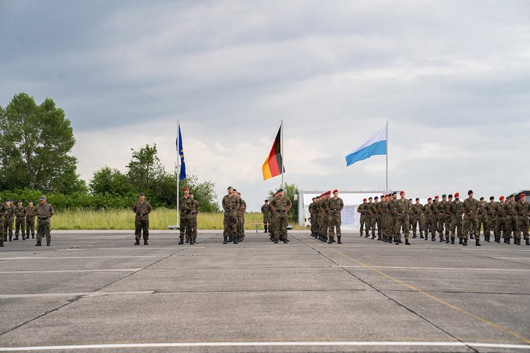 Reihe der angetretenen Soldatinnen und Soldaten beim Beförderungsappell an der UniBw M