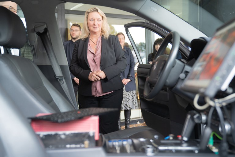 Staatsministerin Schreyer besucht die UniBw M und schaut sich ein Testfahrzeug für das autonome Fahren an