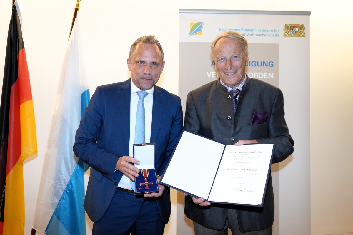 rof. Wolfgang Günthert mit Staatsminister Thorsten Glauber bei der feierlichen Übergabe des Verdienstorden der Bundesrepublik Deutschland