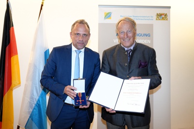 rof. Wolfgang Günthert mit Staatsminister Thorsten Glauber bei der feierlichen Übergabe des Verdienstorden der Bundesrepublik Deutschland