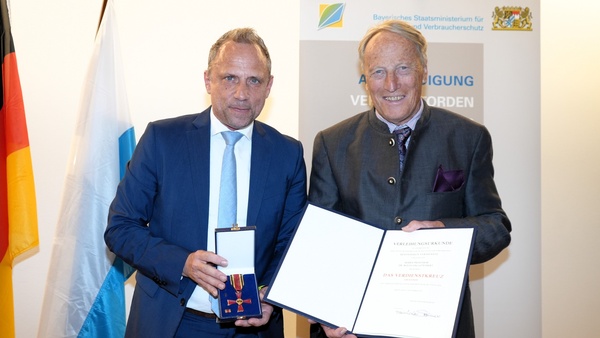 rof. Wolfgang Günthert mit Staatsminister Thorsten Glauber bei der feierlichen Übergabe des Verdienstorden der Bundesrepublik Deutschland