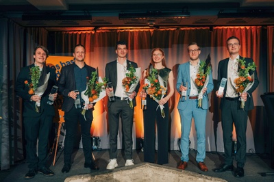 Dr. Daniel Racek bei der Preisverleihung mit den anderen Preistägerinnen und Preisträgern auf der Bühne