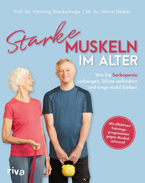 Coverabbildung Cover des Buches "Starke Muskeln im Alter. Wie Sie Sarkopenie vorbeugen, Stürze vermeiden und lange mobil bleiben." von Prof. Dr. Henning Wackerhabe und M. Sc. Marie Heiber, erschienen im riva Verlag. Hinweis auf dem Cover: Mit effektiven Trainingsprogrammen gegen Muskelschwund. Auf dem Cover: eine ältere Frau und ein älterer Mann, beide mit sportlicher Kleidung vor hellblauem Hintergrund.