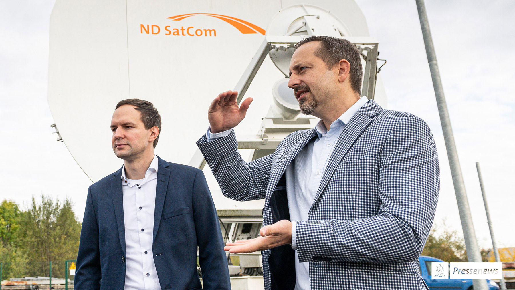 Geschäftsführer NEOSAT GmbH Kai-Uwe Storek (links) und Prof. Andreas Knopp, Leiter des Projekts SeRANIS (© Markus Mielek)