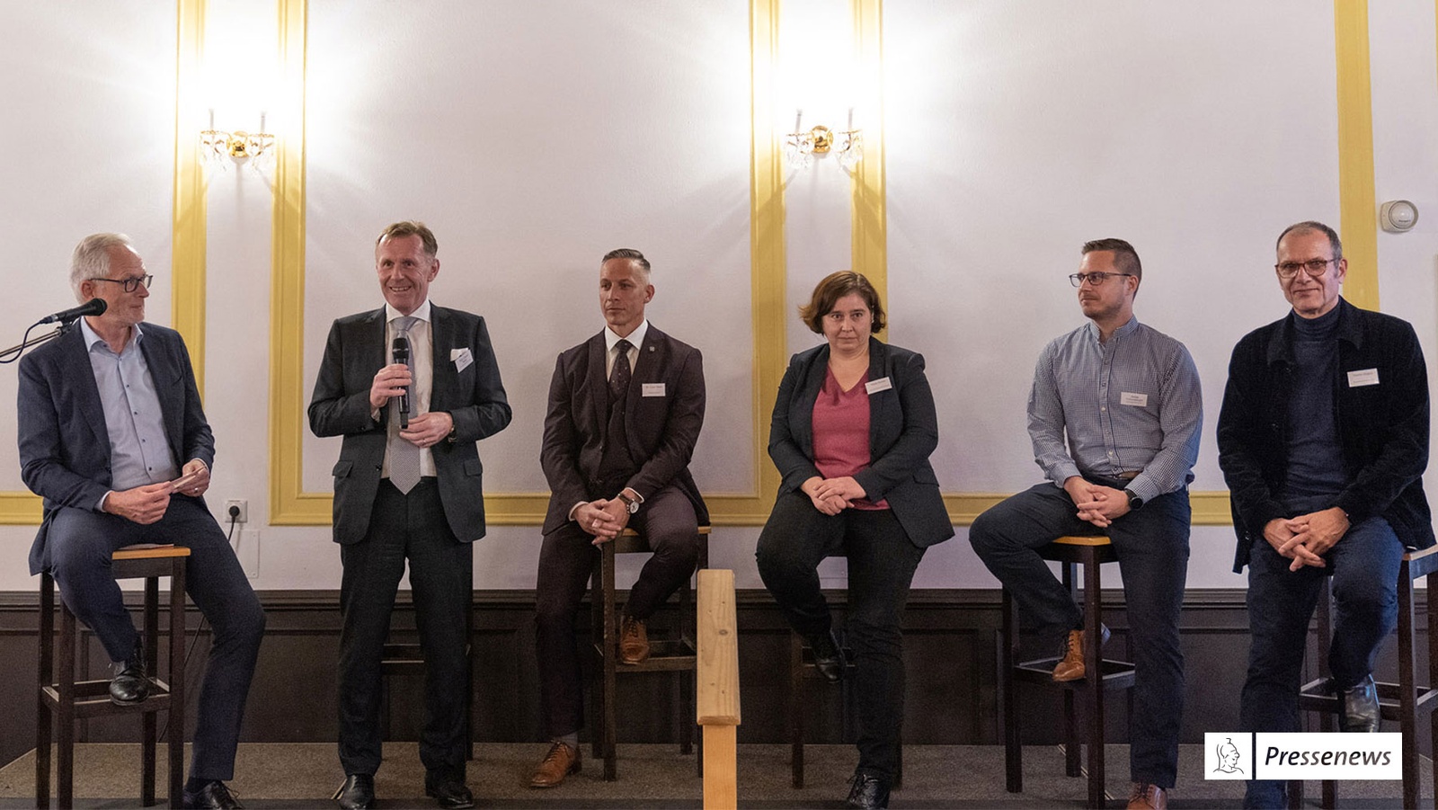 Gruppenfoto der an der Podiumsdiskussion Teilnehmenden