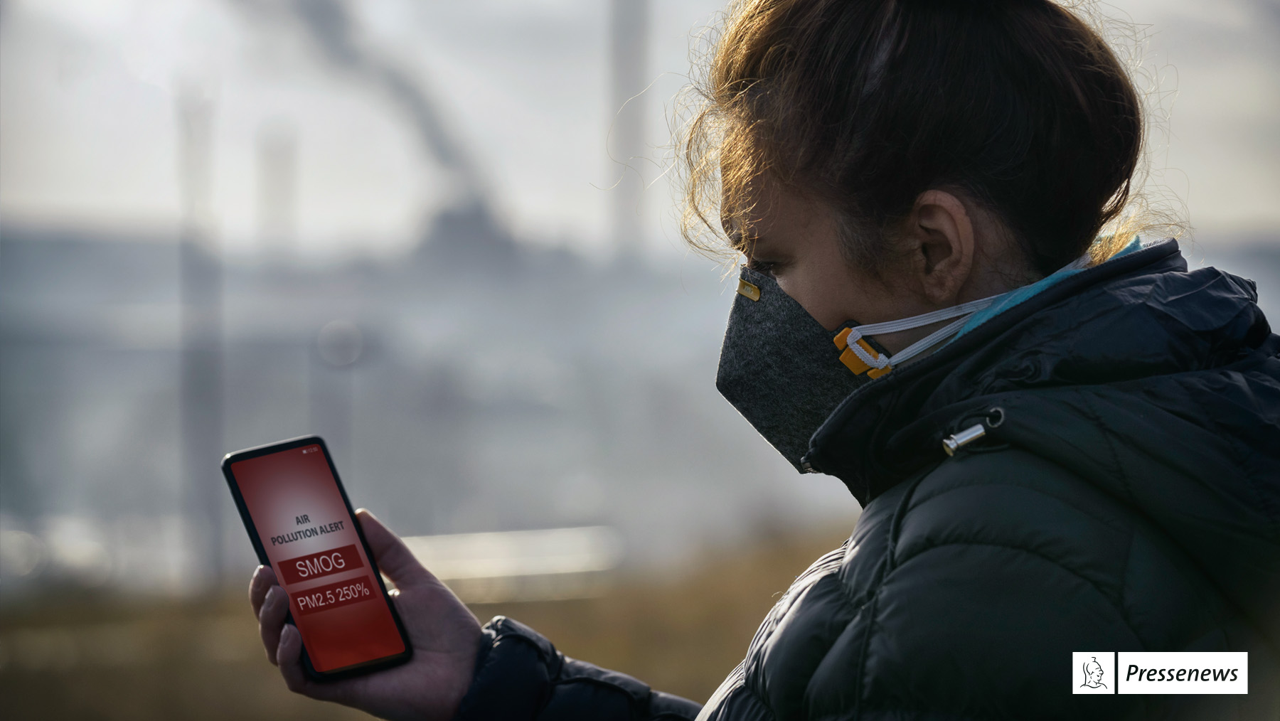 Foto einer Frau die die Luftverschmutzung der Umgebung mit einer APP misst