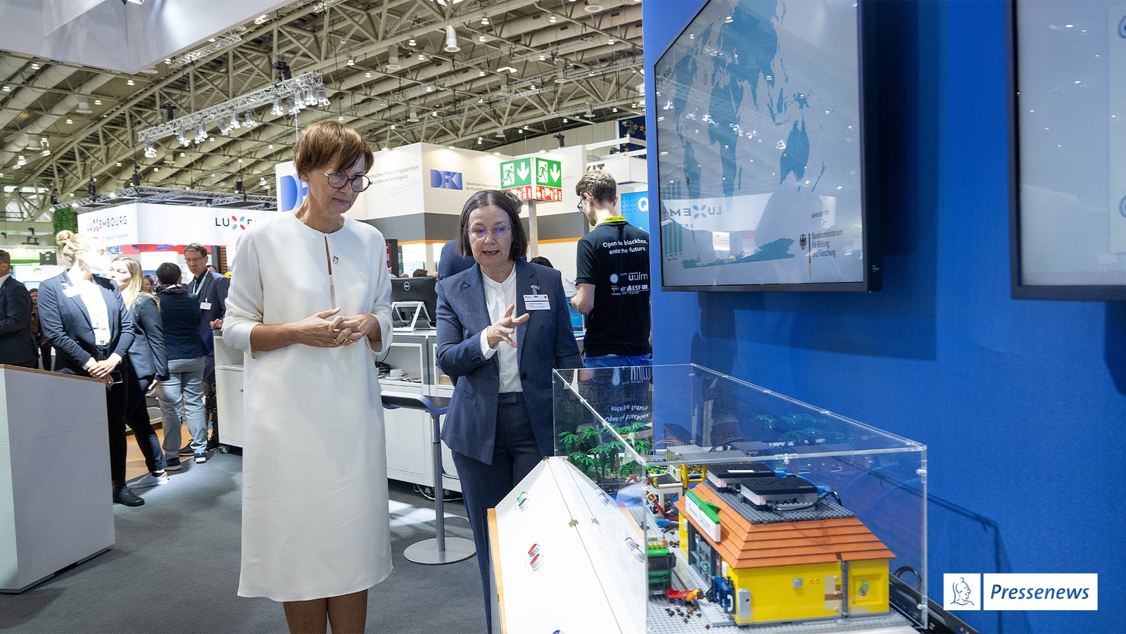 NutriSafe auf der Hannover Messe Prof. Ulrike Lechner erklärt Bundesforschungsministerin Bettina Stark-Watzinger die Ideen von NutriSafe