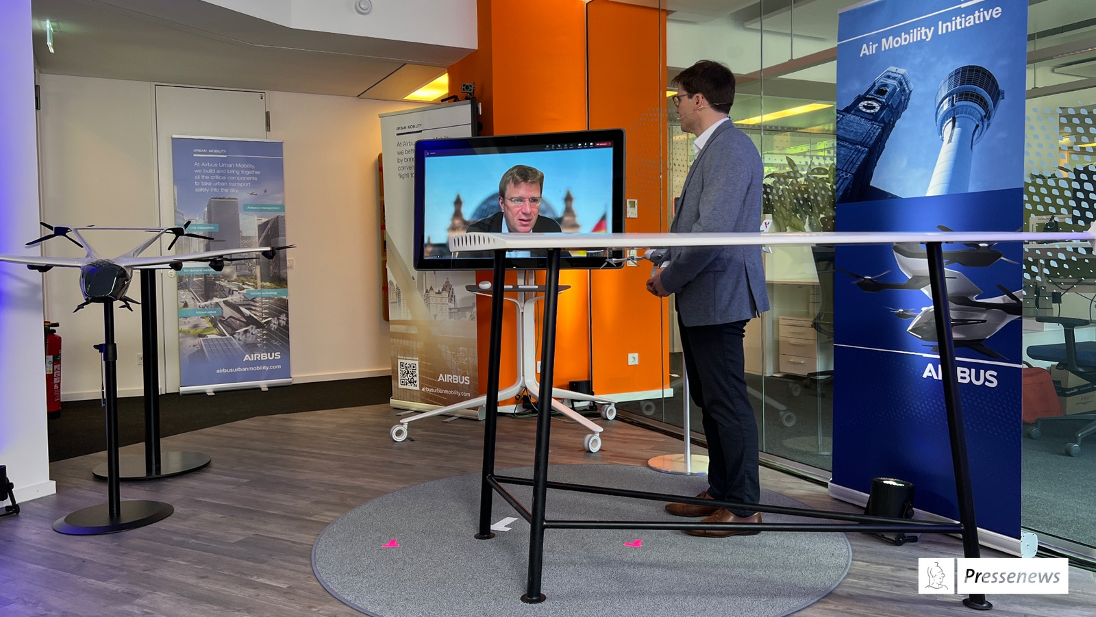 Pressekonferenz zum offizielle Kick-Off zur Air Mobility Initiative (AMI) Dr. Markus May, Geschäftsführer Airbus Urban Mobility im Gespräch mit dem Bundestagsabgeordneten Brandl (© Airbus Urban Mobility)