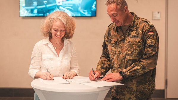 Präsidentin Prof. Eva-Maria Kern und KSK-Kommandeur Brigadegeneral Andreas Kühne bei der Unterzeichnung