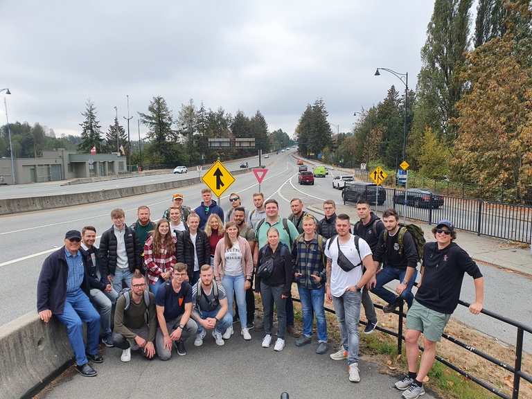 Zusammenführung von sechs zu einem Fahrstreifen am nördlichen Ende der Lions Gate Bridge, einer Brücke über den Fjord "Burrard Inlet"