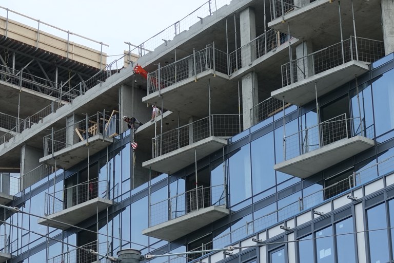 Hochbau in Bau, Detail Fassade und Rohbau