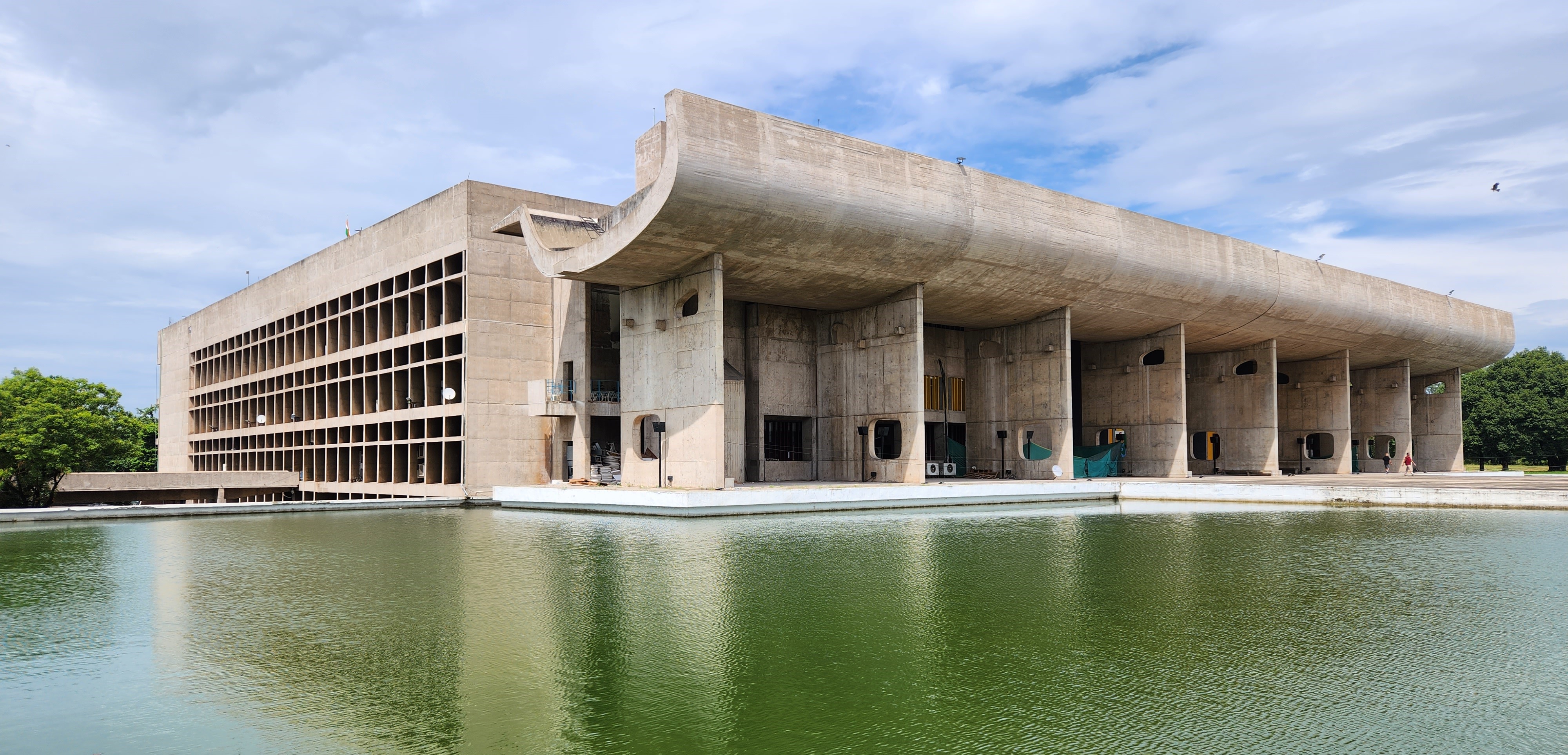Chandigarh Parlamentsgebäude.jpg