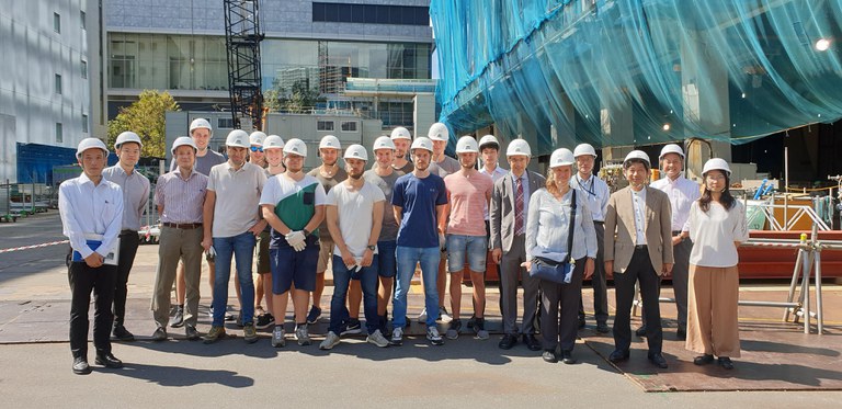 Professor Takeutchi (3.v.r.) vermittelte den Besuch der Baustelle des Tokyo Gas Shibaura B high-rise-building. 29 oberirdische Stockwerke hoch bieten sich von dem Gebäude mit 180m Höhe atemberaubende Ausblicke über die Bucht von Tokyo. Der Arbeitsfortschritt reichte von Rohbauarbeiten mit Stahl und Beton in den oberen Etagen über Brandschutzbeschichtungen und Ausbaugewerken bis hin zu fertigen Muster-Etagen im unteren Bereich. Die baulichen Erdbebenschutzsysteme gewährleisten für diesen in Japan nicht so ungewöhnlichen Lastfall ausreichende Sicherheit.