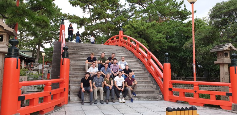 Gruppe auf der Sori-Hashi bei Sumiyoshi in Osaka