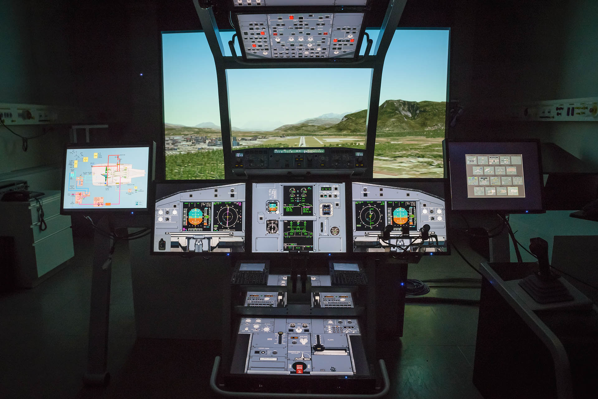 Der A320 Flugsimulator des Institutes wird für die Lehrveranstaltung Apparatives Praktikum genutzt. Der Simulator, ein Verfahrenstrainer vom Typ FSDT-Type III, der für die Durchführung von Type Ratings zertifiziert ist, erlaubt es, Systemausfälle und das damit verbundene Abhandeln von Notverfahren realitätsnah zu üben.