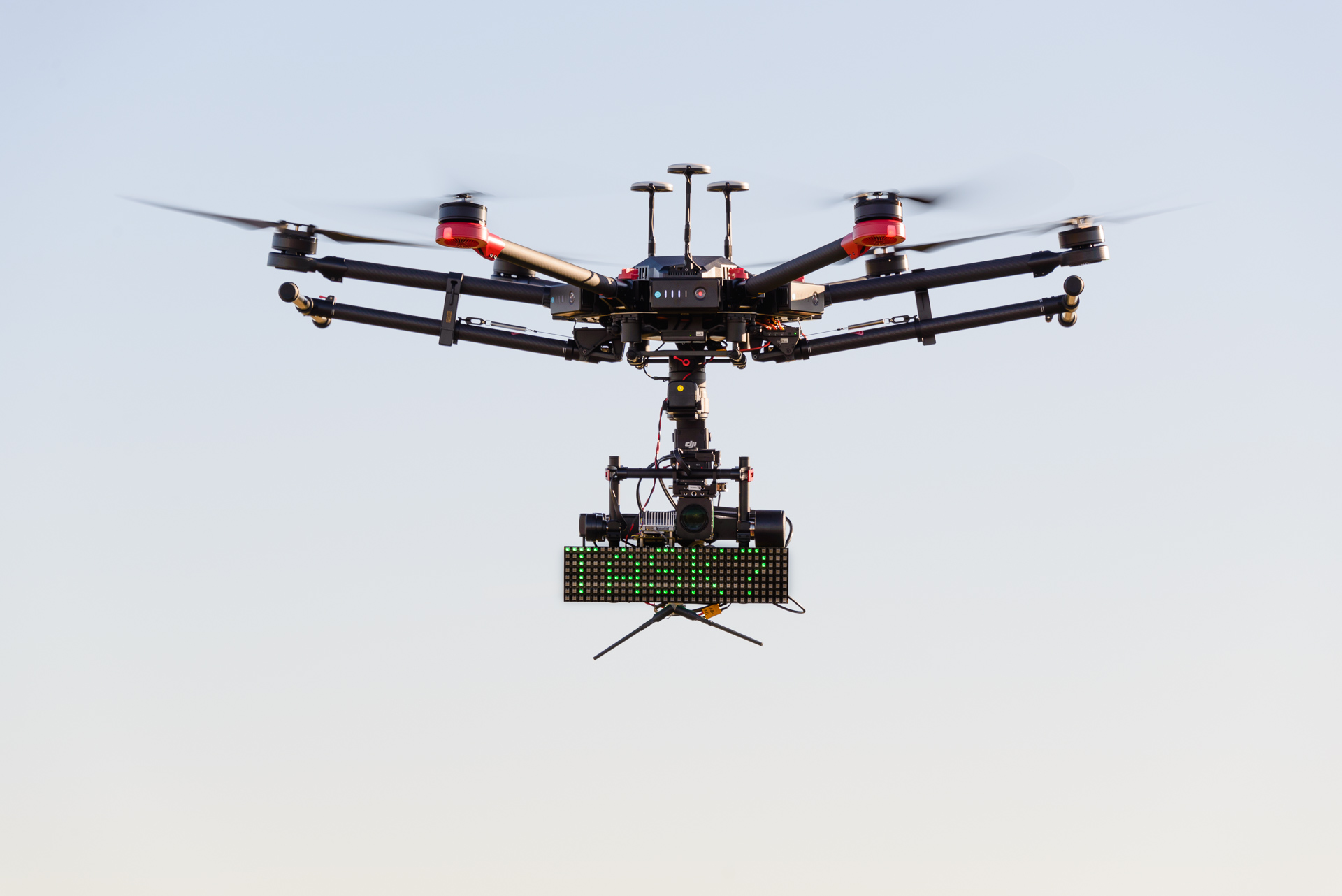 Schwebeplattformen können auch mit Gimbal-Systemen ausgerüstet werden, um die Stabilität und Flexibilität der eingesetzten Sensorik zu erhöhen. Wir nutzen ein solches System mit bildgebender Sensorik zum Beispiel zur Gestenerkennung im Projekt VisCom.