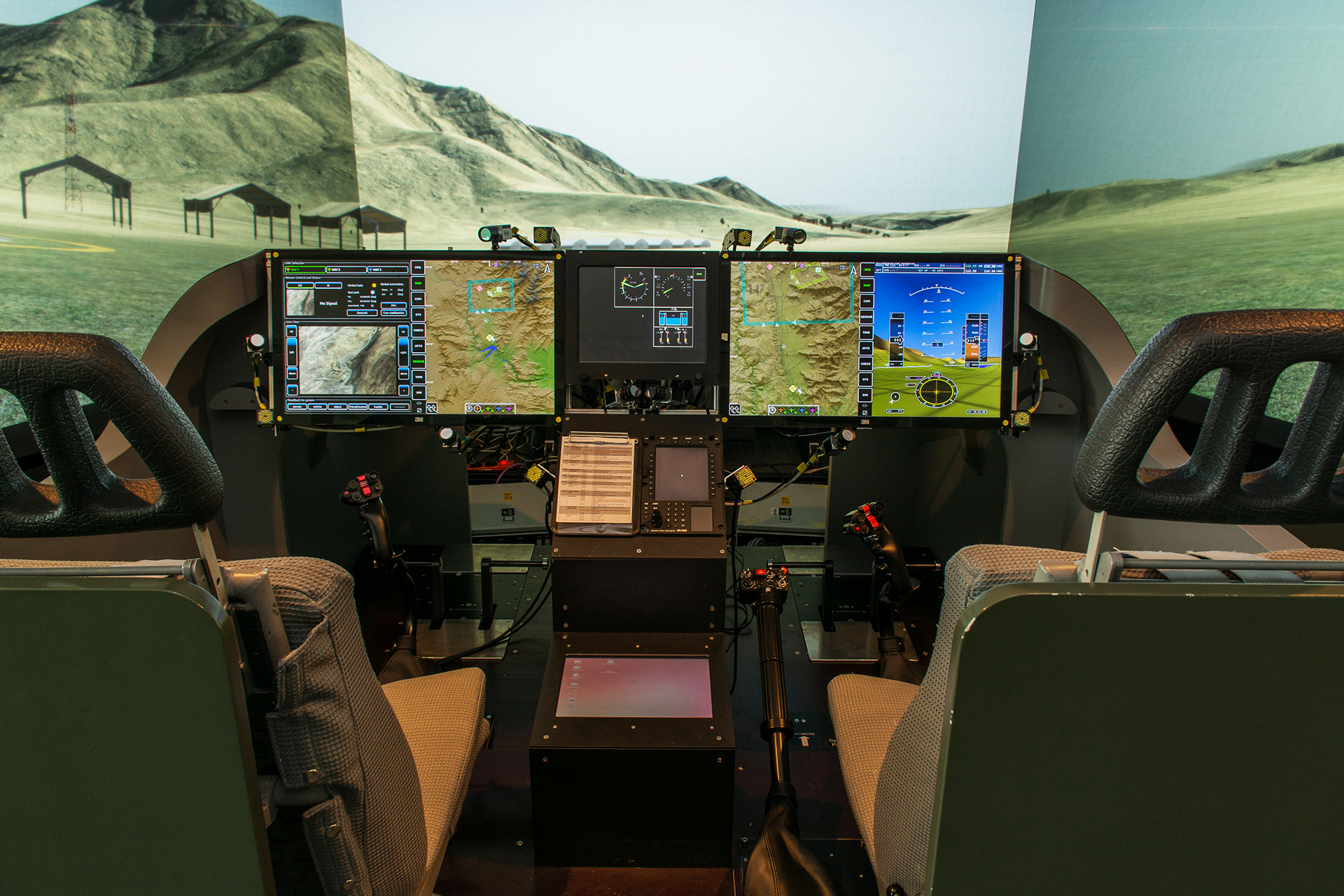 Wir nutzen den Helikoptersimulator des Institutes zusammen mit der Professur für Flugmechnik und Flugführung für Untersuchungen im Umfeld von Manned-Unmanned-Teaming (MUM-T) Missionen. Er ermöglicht die Simulation und Durchführung solcher Missionen im Verbund mit unbemannten, abgesetzten Aufklärungsplattformen. Neben dem Helikoptercockpit bestehr der Simulator aus einer detailgetreuen Aussensichtsimulation, Systemsimulationen von UAVs inkl. emulierter Missionssensorsysteme sowie einer Szenariensimulation. Der Simulator dient zur Untersuchung von Führungsparadigmen automatisierter UAVs, Assistenzsystemen, Cockpitautomation sowie den Interaktionen der Crew mit solchen Systemen.