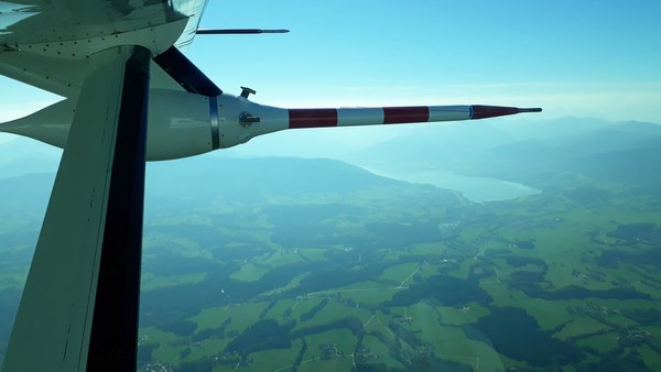 Aerodynamik-Messpod der Cesna Caravan mit Tegernsee im Hintergrund