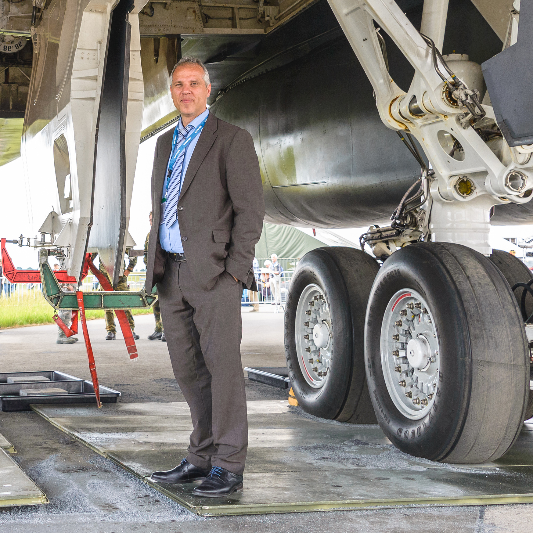 unter einem Flugzeug stehend