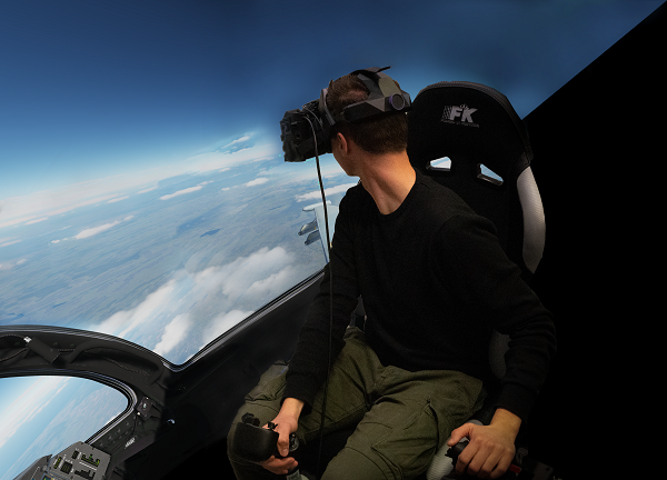 Zusätzlich ist eine Validierung des CGF-Verhaltens durch Piloten geplant, welche in einer experimentellen Kampagne gegen die CGFs in VR-Simulatoren fliegen. Dazu verfügt der Simulationsrahmen über eine Schnittstelle, mit welcher die eigenen Kräfte gesteuert werden können. Hierbei soll besonderes Augenmerk auf Möglichkeiten zur Verifikation und Validierung der infrage kommenden KI-Technologien gelegt werden (Bsp.: erklärbare KI / Explainable [AI XAI]).