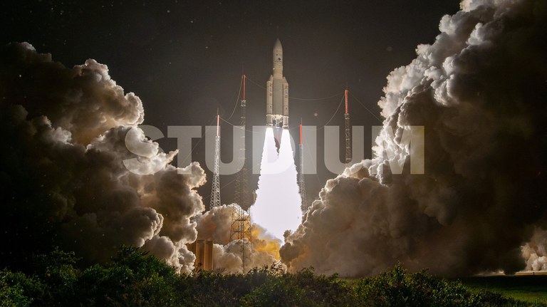 Ariane_5_liftoff_s1.jpg