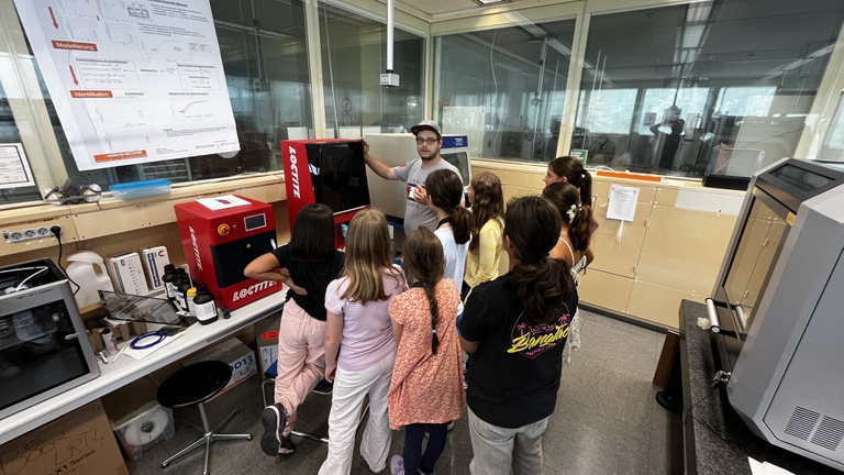 Das Bild zeigt die Kursteilnehmerinnen bei der besichtigung des 3D-Druck Labors.