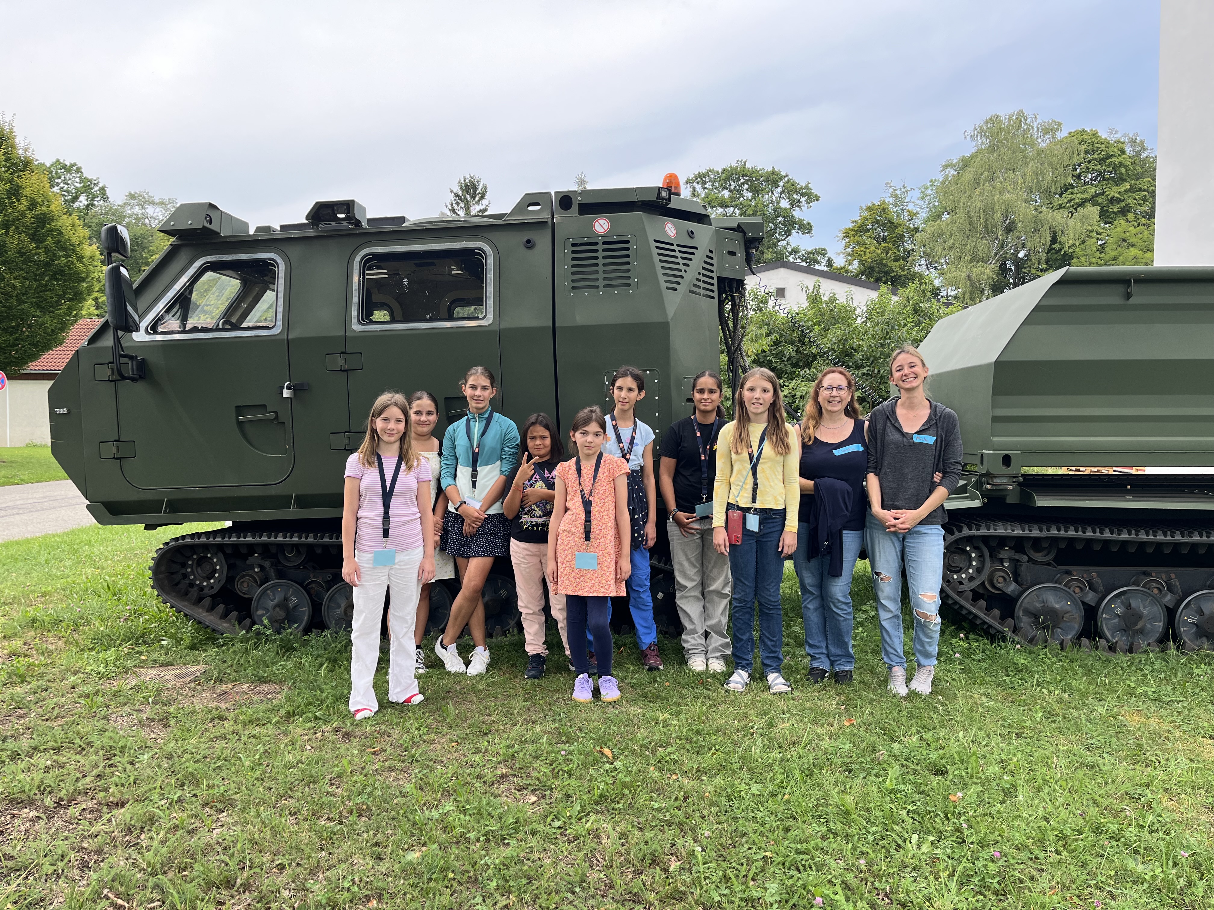 Das Bild zeigt Kursteilnehmerinnen und Betreuerinnen vor einem Panzer