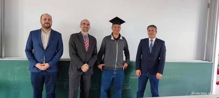 Am 9. November hat (Dr.) Ronny Blum seine Promotionsprüfung erfolgreich abgelegt. Der Titel seiner Dissertation lautet: "State of the art of GNSS spoofing and spoofing detection with new receiver based defense strategies and experimental validation". Wir gratulieren herzlich!  Foto des Kandidaten und der Prüfungskommission bestehend aus (Prof. Schmitt, LRT9.1; Prof. Berglez, TUG; Prof. Pany, LRT9.2)