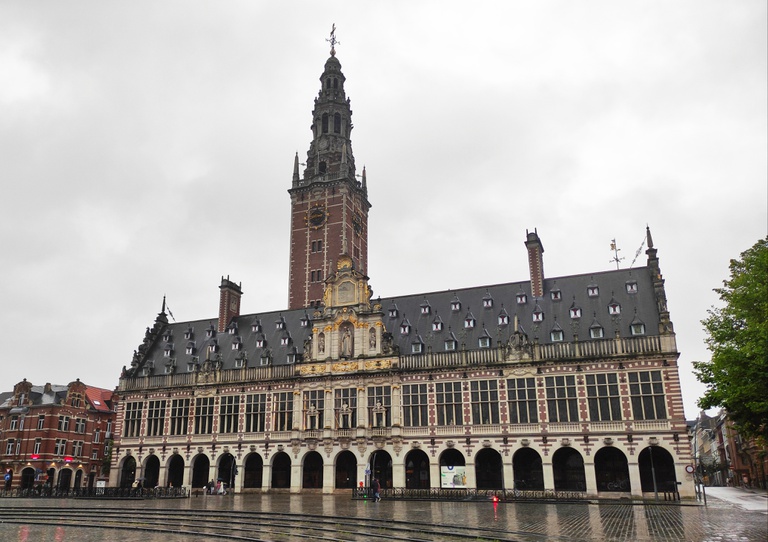 Die denkmalgeschützte Universitätsbibliothek der KU Leuven mit ihrem markanten Turm und dem eindrucksvollen Lesesaal prägt das Stadtbild und zählt zu den architektonischen Wahrzeichen der Stadt.