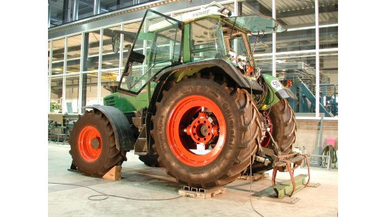 Traktor mit integriertem Messrad