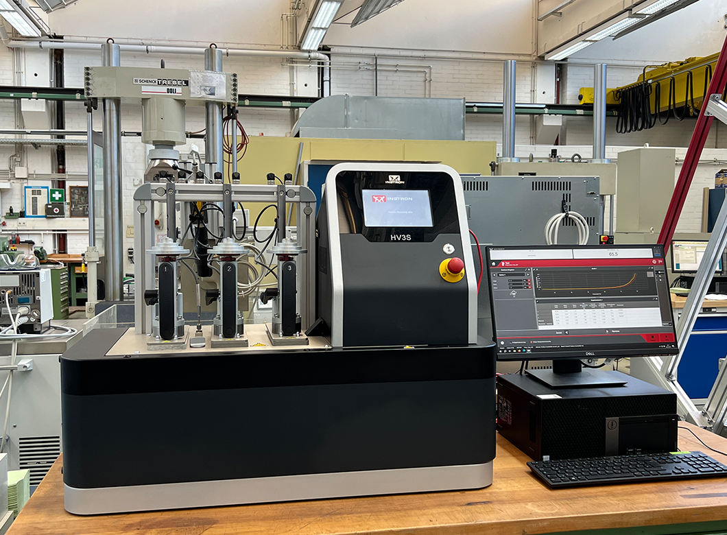 Instron HDT Vicat Prüfgerät.png