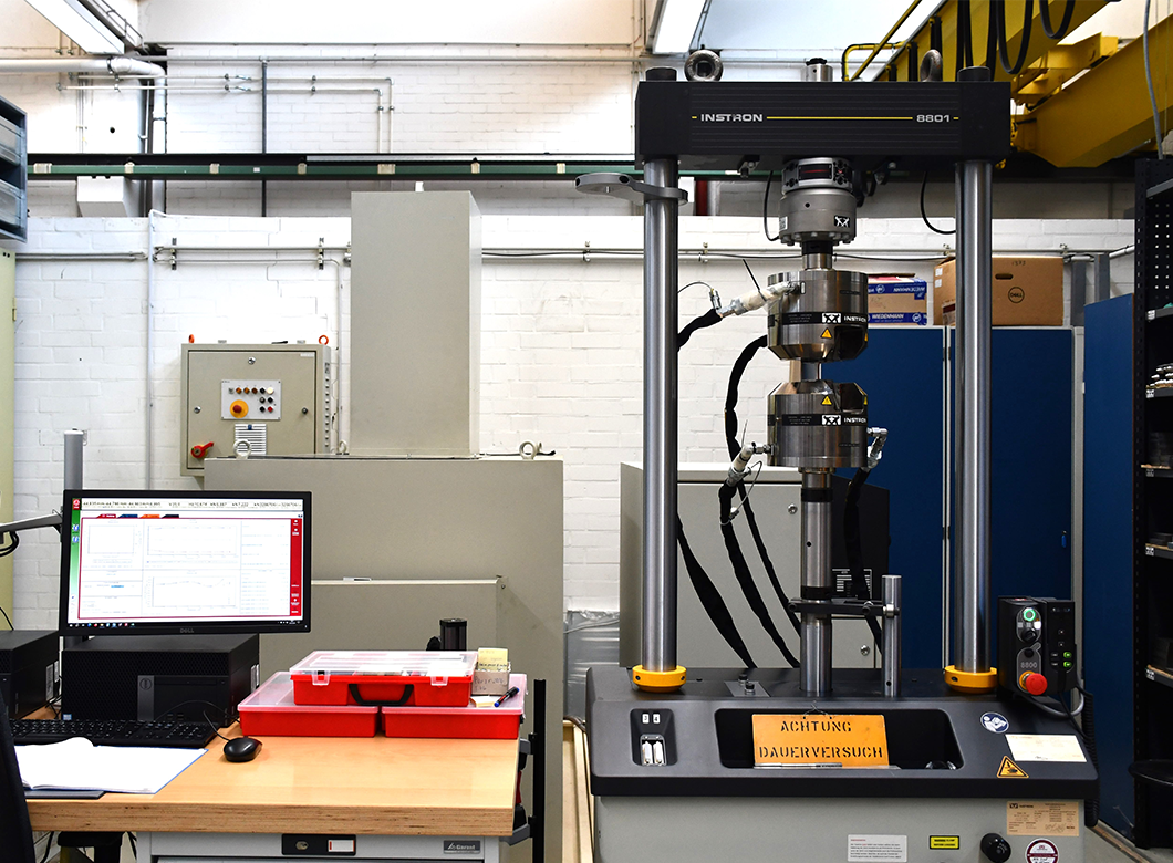 Instron Servohydraulische Prüfmaschine.png