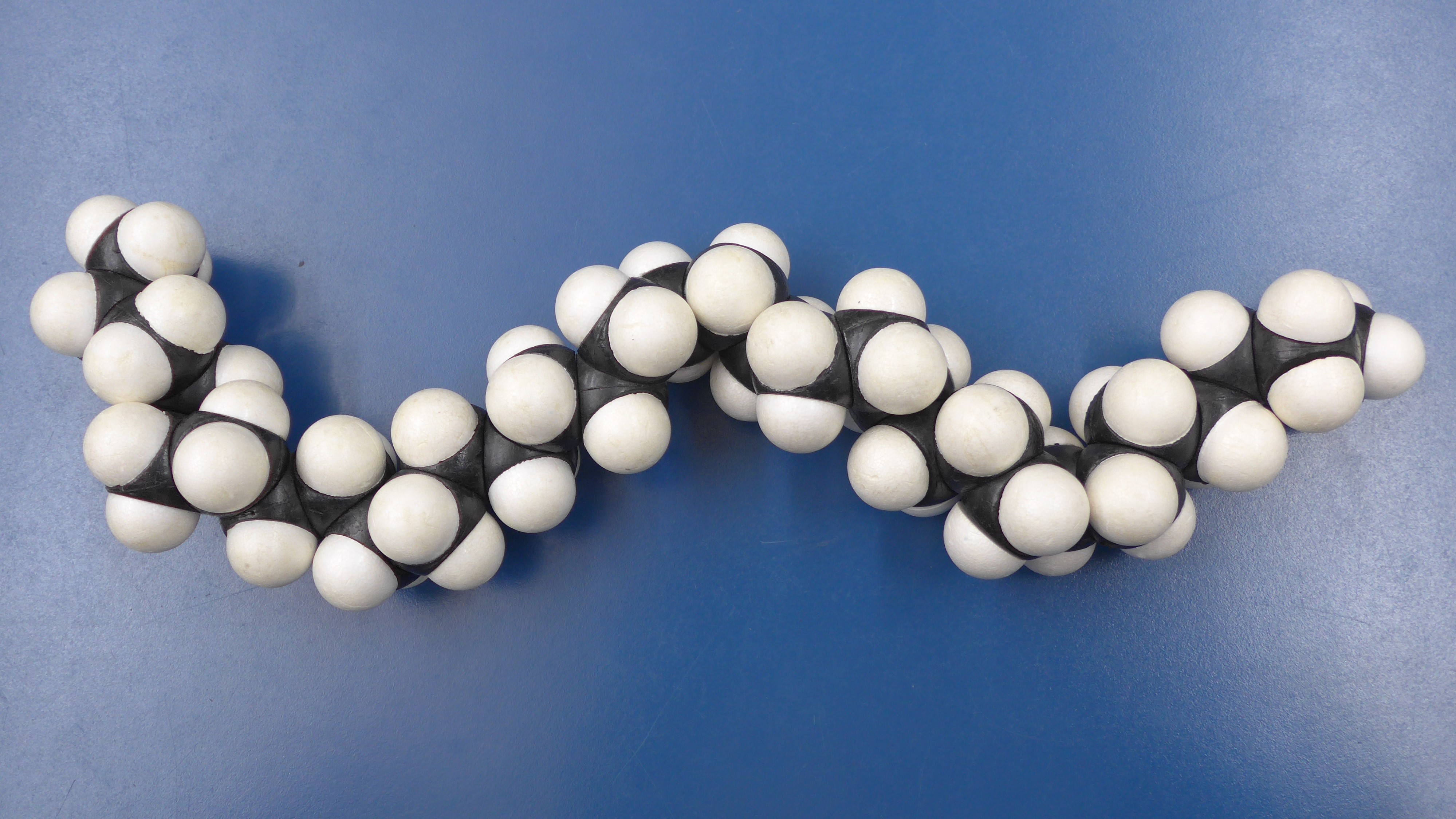 Vorlesung im 4. Trimester der Bachelorstudiengänge Maschinenbau und Wehrtechnik, die gemeinsam von den Professoren Adam und Löwisch gehalten wird.