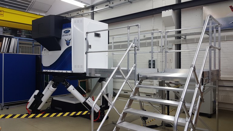 Im Zuge der Einführung des dualen Bachelorstudiengangs "Aeronautical Engineering" erfolgte 2015 die Erweiterung der bisherigen Simulatoranlage um einen Fixed-Base Trainer des Typs "DCX-NG" (Hersteller: Precision Flight Controls, Inc., USA), der um eine elektrische 6-DOF-Bewegungsplatform (Hersteller: Bosch-Rexroth B.V.) erweitert wurde.