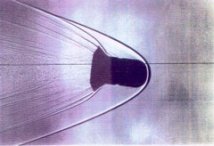 Instabilität eines Projektils bei Überschallgeschwindigkeit, Sichtbarmachung mit Schlierentechnik.