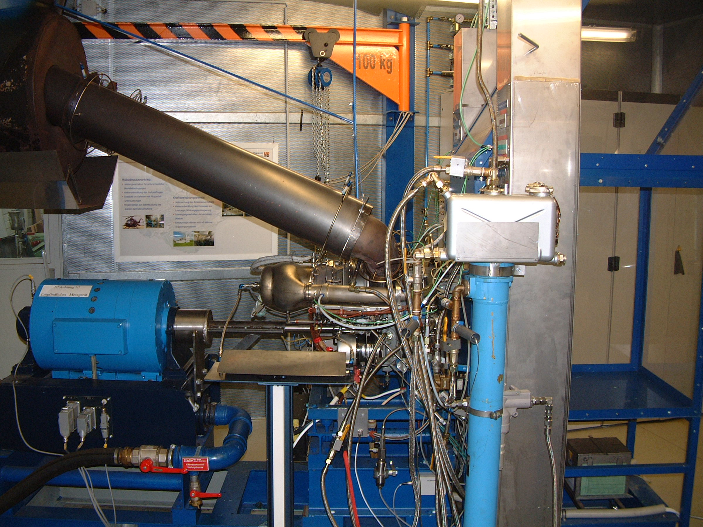 2-Wellen-Gasturbinenanlage  Im Labor für Strömungsmaschinen ist seit 2003 ein Hubschrauber-Triebwerksprüfstand in Betrieb. Bei dem verwendeten Triebwerk mit der Bezeichnung Rolls Royce Modell 250-MTU-C20B handelt es sich um eine 2-Wellen-Gasturbine, die u.a. in dem Militärhubschrauber BO 105 zum Einsatz kommt.