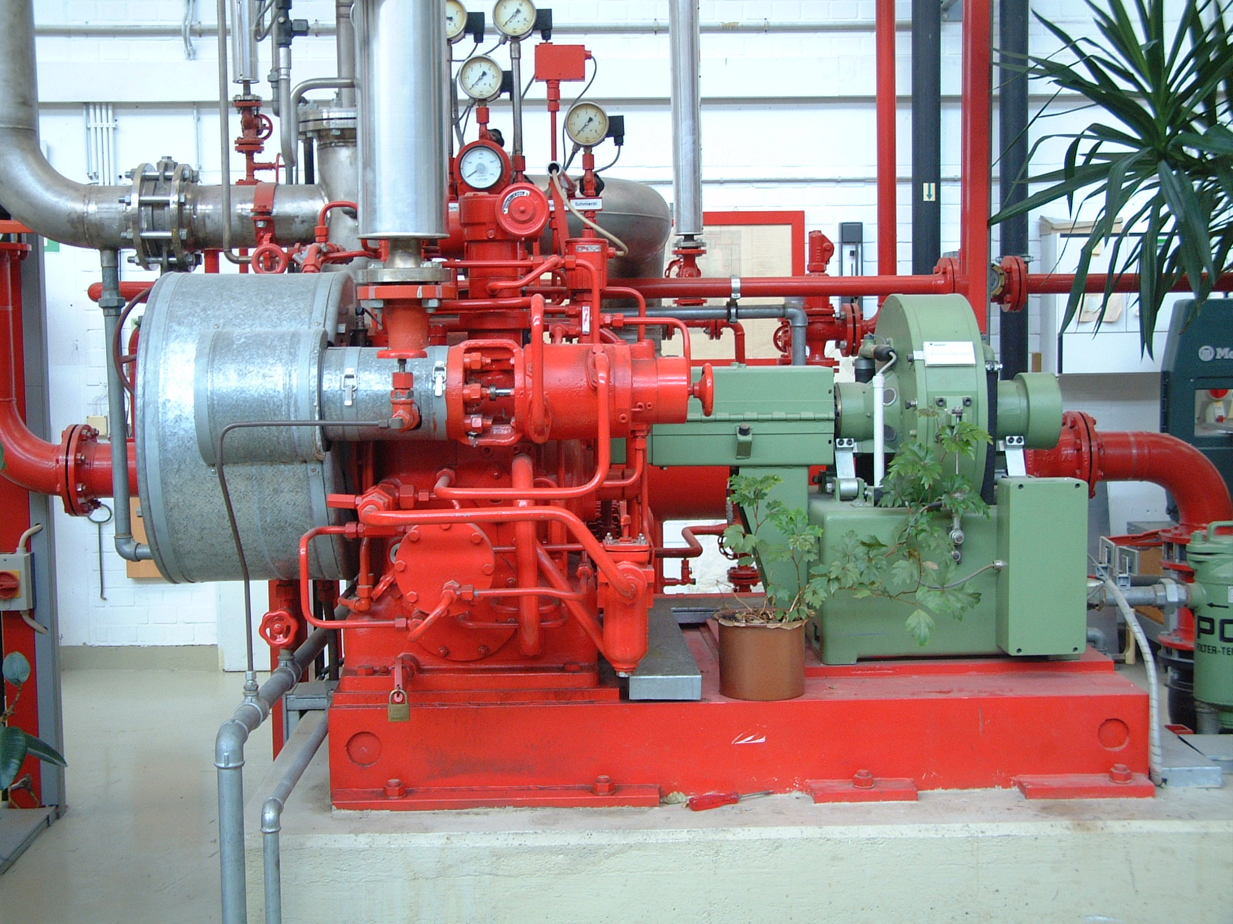 Bei der vorhandenen Dampfturbinenanlage handelt es sich um eine einstufige, einkränzige Gleichdruckdampfturbinenanlage der Firma Kühnle, Kopp und Kausch (KKK). Die Anlage wurde 1984 in Betrieb genommen und im Jahre 2003 im Rahmen einer Diplomarbeit überarbeitet und modernisiert.