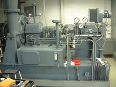 Bei dem Gebläseprüfstand handelt es sich um ein einstufiges Radialgebläse der Firma Kühnle, Kopp und Kausch (KKK). Es wird von einem drehzahlgeregelten Gleichstrommotor angetrieben, der eine maximale Drehzahl von 5100 min-1 ermöglicht.