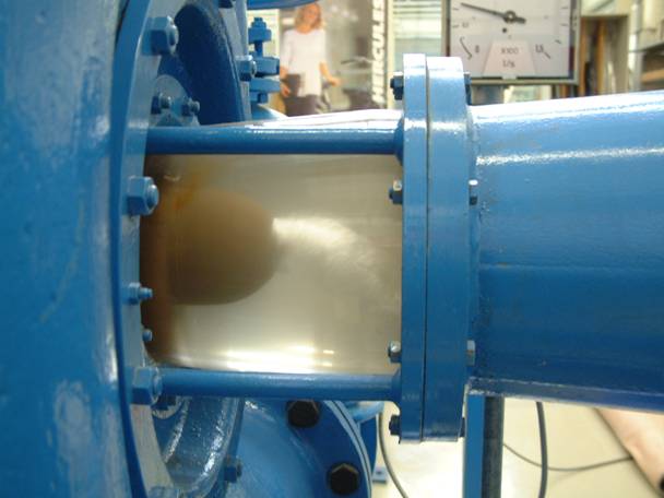 Kavitation Bei einer Kaplanturbine kann am Turbinenaustritt der Wasserdruck örtlich unterhalb des Dampfdrucks sinken. An diesen Stellen bilden sich Dampfblasen. Man spricht hierbei von Kavitation [cavitas, cavum (lat.): Höhle, Hohlraum].