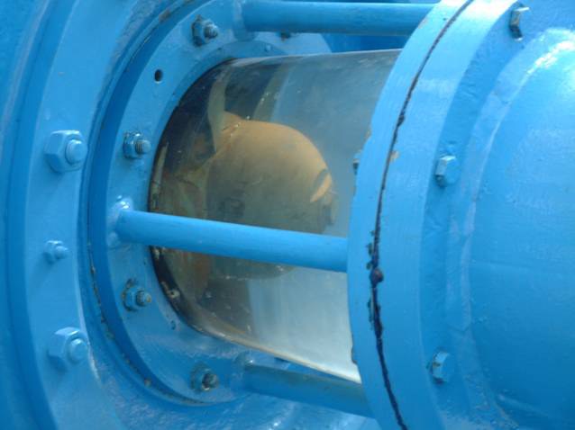 Durch eine Änderung der Leitradöffnung kann der Massenstrom und damit die Turbinenleistung variiert werden.  Eine solche Änderung bewirkt in der Regel eine ungünstige Anströmung des Laufrades und damit eine Erhöhung der Stoßverluste bzw. eine Verschlechterung des Wirkungsgrades.  Um diesen Nachteil zu kompensieren, kann bei der Kaplanturbine auch das Laufrad verstellt werden. Durch diese gekoppelte Leit- und Laufschaufelverstellung ist eine Optimierung des Wirkungsgradverlaufes (Hüllkurve) und damit eine Verbesserung des Teillastverhaltens möglich.