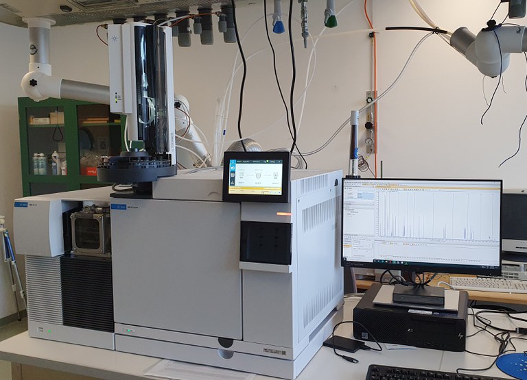 Gaschromatographie mit zweidimensionaler Massenspektrometrie (GC-MS/MS, Fa. Agilent)