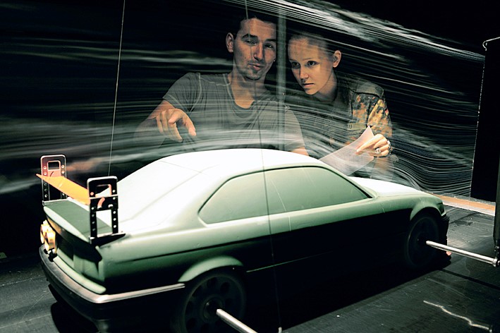 Fahrzeugmodell im Windkanal