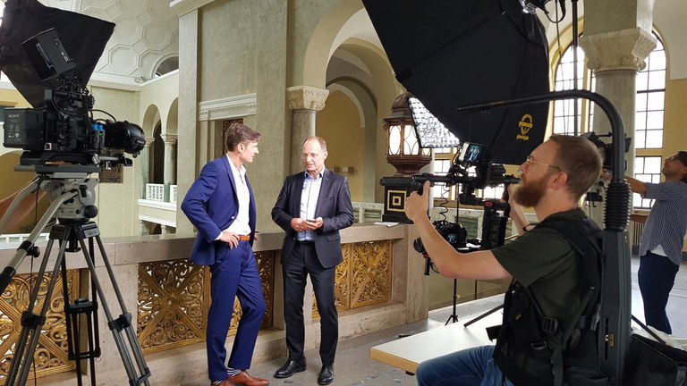 Für eine Kooperation von Prof. Rennhak der Universität der Bundeswehr München, Prof. Gronober der Universität Landshut und der TH Deggendorf produziert das Medienzentrum ein Teaser-Video zum Thema "Digitales Marketing".