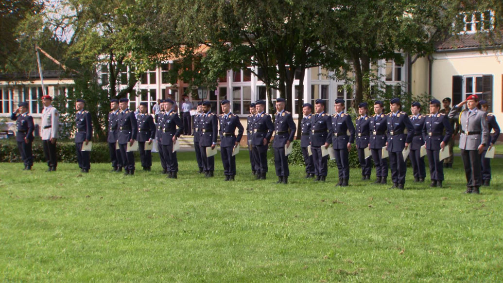 Wir filmten den feierlichen Beförderungsappell, der am 22. September vor dem Casino der Universität der Bundeswehr München unter der Leitung von Oberst Matthias Henkelmann stattfand.