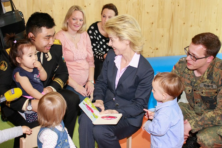 Dr. Ursula von der Leyen mit Eltern und Kindern