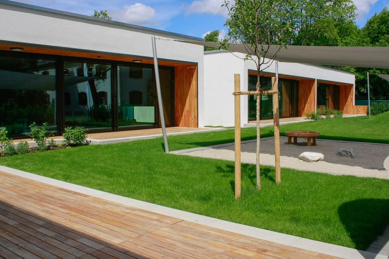 Der Aussenbereich der Kinderkrippe mit Garten