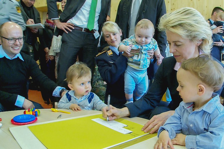 Ursula von der Leyen mit Angehörigen der Universität